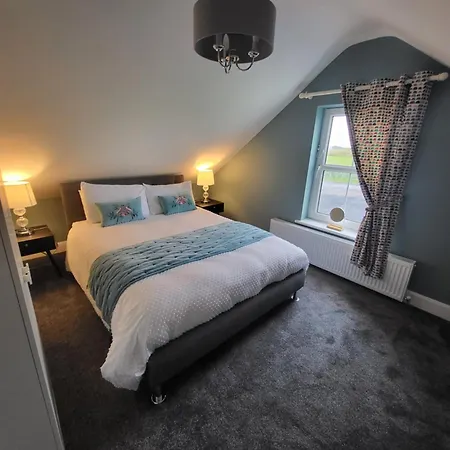 شقة New 3 Bedroom By The Belmullet. *