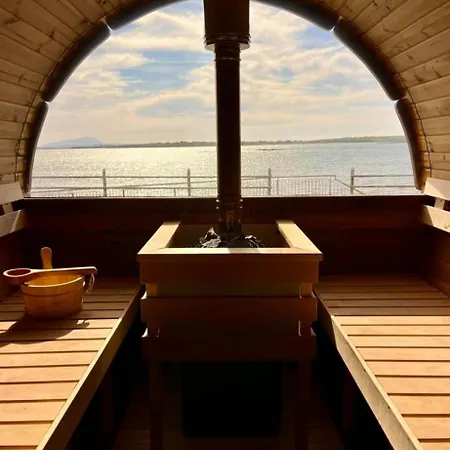 Апартаменты New 3 Bedroom By The Belmullet. *