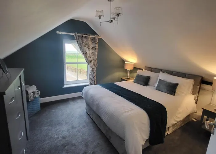 Апартаменты New 3 Bedroom By The Belmullet. *